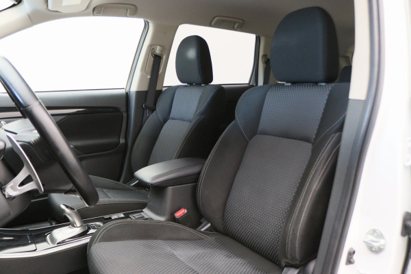 Mitsubishi Outlander 2.4 PHEV Pure SOH 94%, Keyless, Apple Carplay, Trekhaak, Camera, Stoelverwarming, PDC