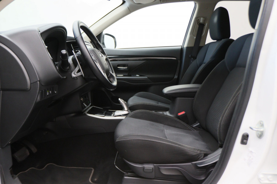Mitsubishi Outlander 2.4 PHEV Pure SOH 94%, Keyless, Apple Carplay, Trekhaak, Camera, Stoelverwarming, PDC