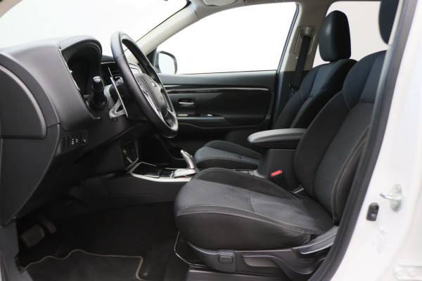 Mitsubishi Outlander 2.4 PHEV Pure SOH 94%, Keyless, Apple Carplay, Trekhaak, Camera, Stoelverwarming, PDC