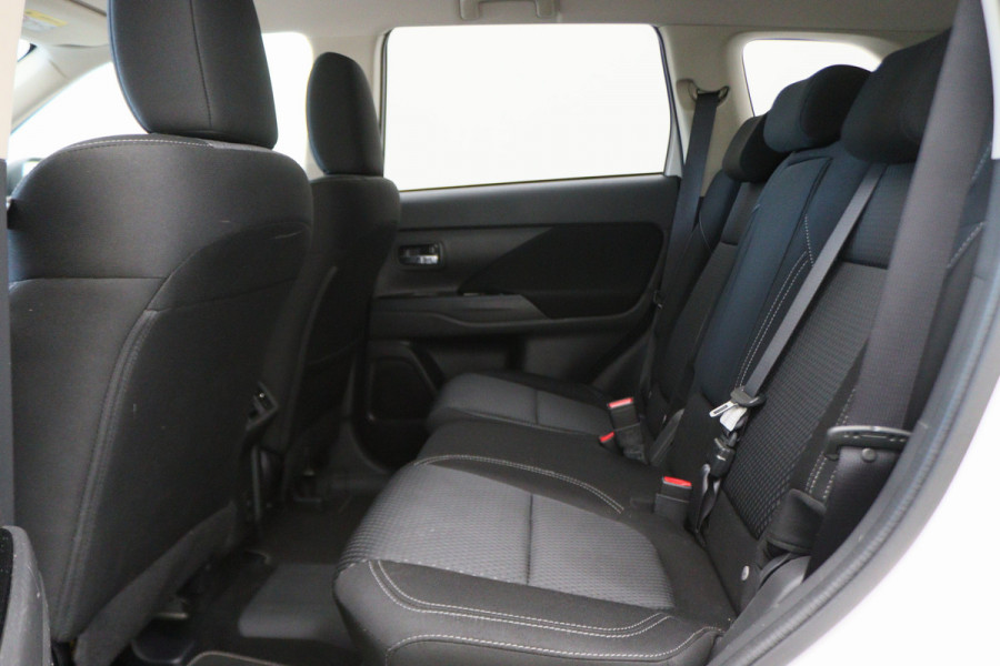 Mitsubishi Outlander 2.4 PHEV Pure SOH 94%, Keyless, Apple Carplay, Trekhaak, Camera, Stoelverwarming, PDC