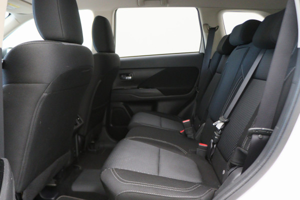 Mitsubishi Outlander 2.4 PHEV Pure SOH 94%, Keyless, Apple Carplay, Trekhaak, Camera, Stoelverwarming, PDC