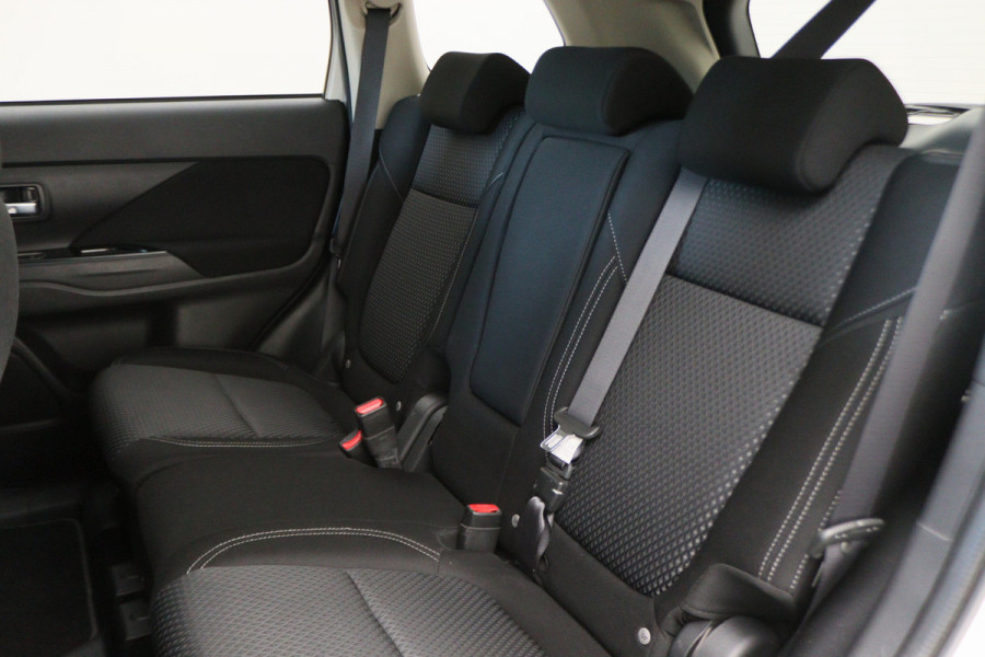Mitsubishi Outlander 2.4 PHEV Pure SOH 94%, Keyless, Apple Carplay, Trekhaak, Camera, Stoelverwarming, PDC