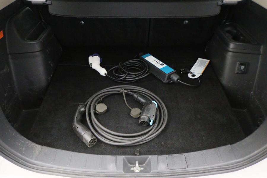 Mitsubishi Outlander 2.4 PHEV Pure SOH 94%, Keyless, Apple Carplay, Trekhaak, Camera, Stoelverwarming, PDC