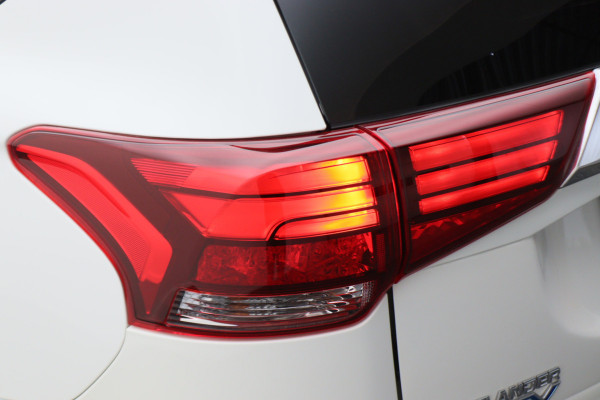 Mitsubishi Outlander 2.4 PHEV Pure SOH 94%, Keyless, Apple Carplay, Trekhaak, Camera, Stoelverwarming, PDC