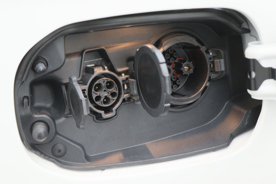 Mitsubishi Outlander 2.4 PHEV Pure SOH 94%, Keyless, Apple Carplay, Trekhaak, Camera, Stoelverwarming, PDC