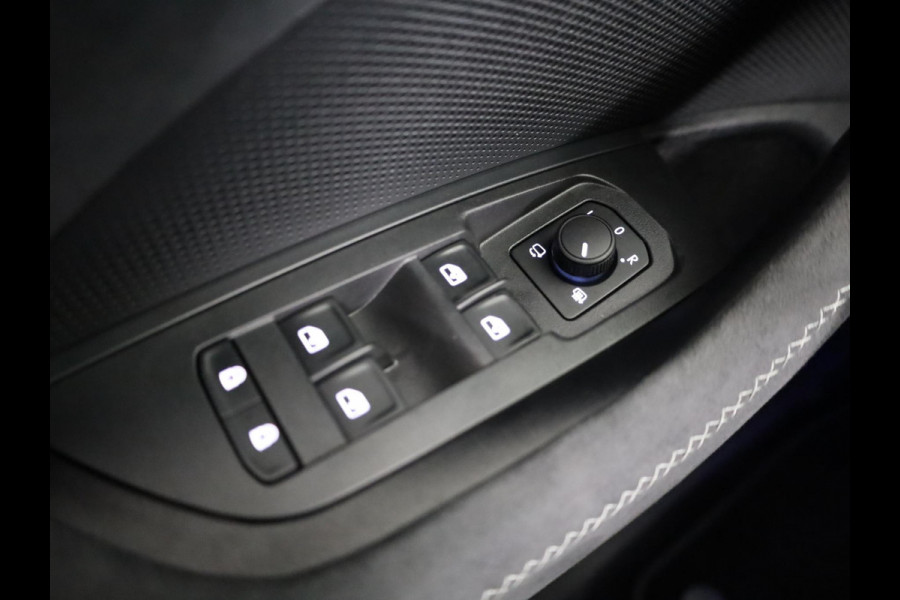 Škoda Kodiaq 1.5 TSI PHEV Sportline Business 204pk | 20 inch | Trekhaak | Panoramadak | Winter pakket |  Blind Spot | Adaptive Cruise | Stoelverwarming | Camera | Light & View