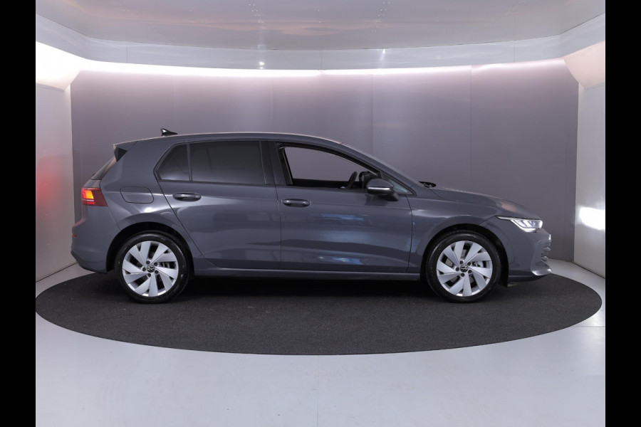 Volkswagen Golf 1.5 eHybrid Life Edition 204 pk Automaat (DSG) | Verlengde garantie | Navigatie via App | Parkeersensoren (Park assist) | Achteruitrijcamera | Adaptieve cruise control |