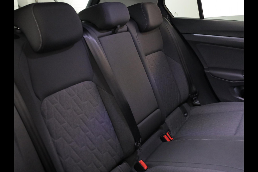 Volkswagen Golf 1.5 eHybrid Life Edition 204 pk Automaat (DSG) | Verlengde garantie | Navigatie via App | Parkeersensoren (Park assist) | Achteruitrijcamera | Adaptieve cruise control |