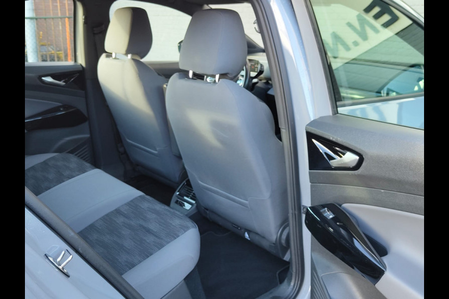 Volkswagen ID.5 Pro 77kWh SOH 98%!! Warmtepomp Afn-Trekhaak Adaptive-Cruise HUD Camera Navi 19"Lm Parkassist PDC-a+v Apple Android Carplay App-C Rijstrooksensor+Correctie Airco-Achter Stoel+Stuur+Vooraam+ruitensproeiers+wisserbl.-Verwarmd Head-up-Display Draadloze-lader Front Assist Voice-Command Keyless-Start Verkeersbordherk. AEB ESP BotsWaarsch. Two-Tone-lak Orig.NLse auto € 54.000 nieuw