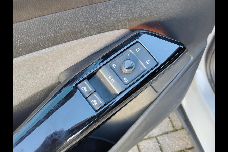 Volkswagen ID.5 Pro 77kWh SOH 98%!! Warmtepomp Afn-Trekhaak Adaptive-Cruise HUD Camera Navi 19"Lm Parkassist PDC-a+v Apple Android Carplay App-C Rijstrooksensor+Correctie Airco-Achter Stoel+Stuur+Vooraam+ruitensproeiers+wisserbl.-Verwarmd Head-up-Display Draadloze-lader Front Assist Voice-Command Keyless-Start Verkeersbordherk. AEB ESP BotsWaarsch. Two-Tone-lak Orig.NLse auto € 54.000 nieuw