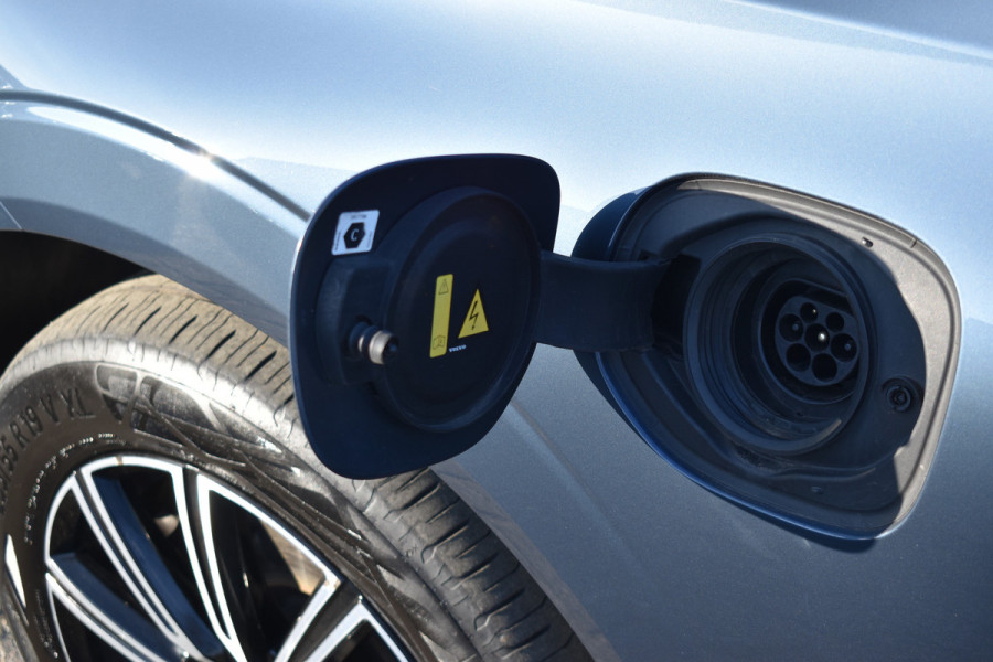 Volvo XC60 T6 340PK AWD Business Pro | Trekhaak | Luchtvering | Camera |  Panodak | 19" LMV | Stoelverwarming