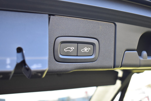 Volvo XC60 T6 340PK AWD Business Pro | Trekhaak | Luchtvering | Camera |  Panodak | 19" LMV | Stoelverwarming