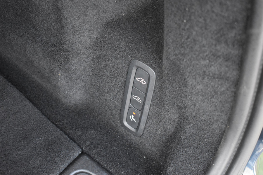 Volvo XC60 T6 340PK AWD Business Pro | Trekhaak | Luchtvering | Camera |  Panodak | 19" LMV | Stoelverwarming