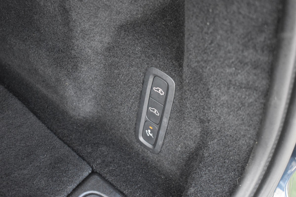 Volvo XC60 T6 340PK AWD Business Pro | Trekhaak | Luchtvering | Camera |  Panodak | 19" LMV | Stoelverwarming