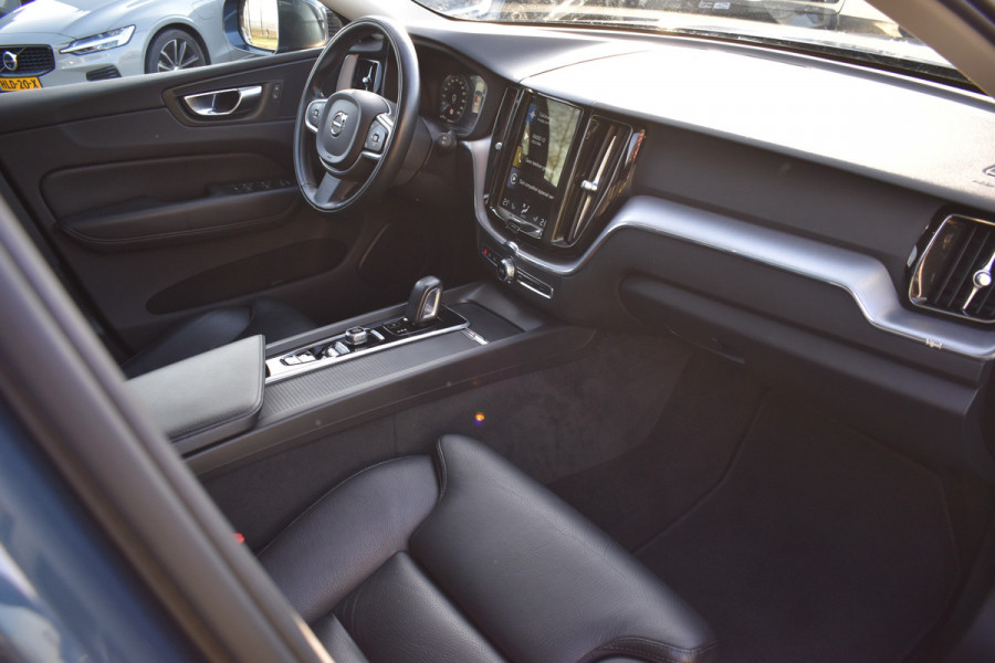 Volvo XC60 T6 340PK AWD Business Pro | Trekhaak | Luchtvering | Camera |  Panodak | 19" LMV | Stoelverwarming