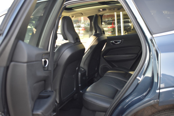 Volvo XC60 T6 340PK AWD Business Pro | Trekhaak | Luchtvering | Camera |  Panodak | 19" LMV | Stoelverwarming