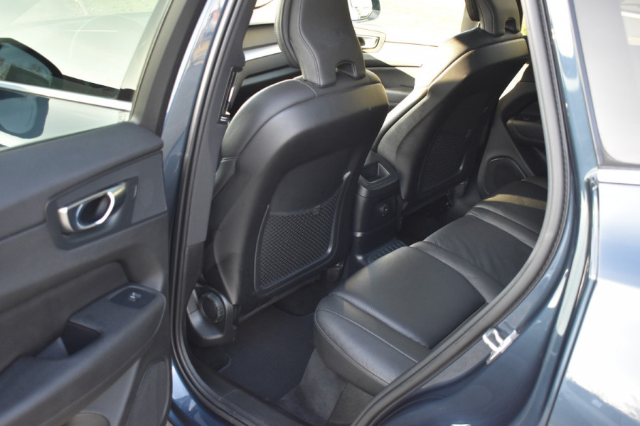 Volvo XC60 T6 340PK AWD Business Pro | Trekhaak | Luchtvering | Camera |  Panodak | 19" LMV | Stoelverwarming