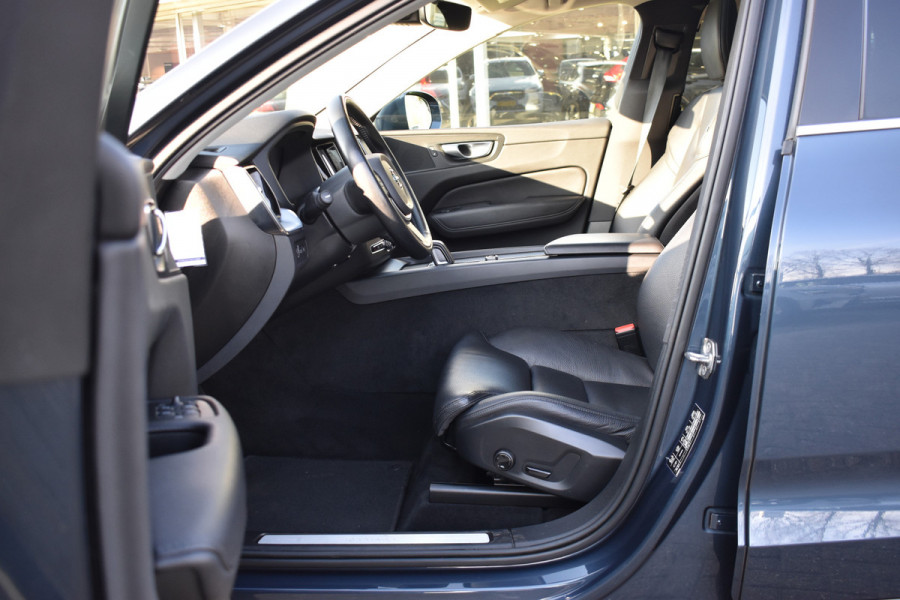 Volvo XC60 T6 340PK AWD Business Pro | Trekhaak | Luchtvering | Camera |  Panodak | 19" LMV | Stoelverwarming