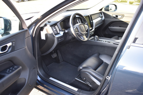 Volvo XC60 T6 340PK AWD Business Pro | Trekhaak | Luchtvering | Camera |  Panodak | 19" LMV | Stoelverwarming