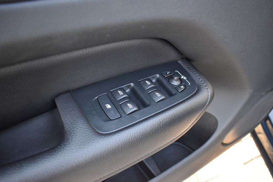 Volvo XC60 T6 340PK AWD Business Pro | Trekhaak | Luchtvering | Camera |  Panodak | 19" LMV | Stoelverwarming