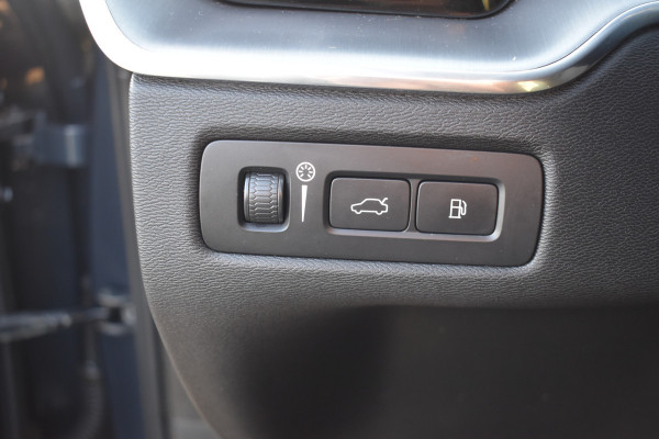 Volvo XC60 T6 340PK AWD Business Pro | Trekhaak | Luchtvering | Camera |  Panodak | 19" LMV | Stoelverwarming