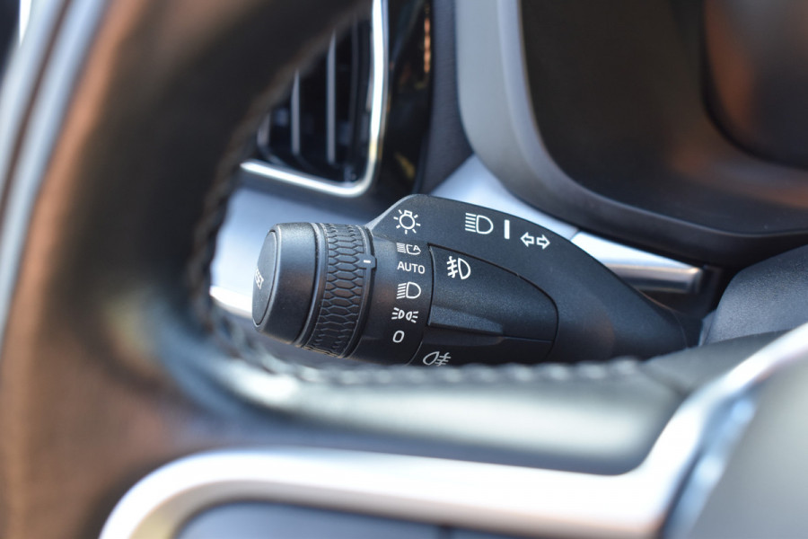 Volvo XC60 T6 340PK AWD Business Pro | Trekhaak | Luchtvering | Camera |  Panodak | 19" LMV | Stoelverwarming