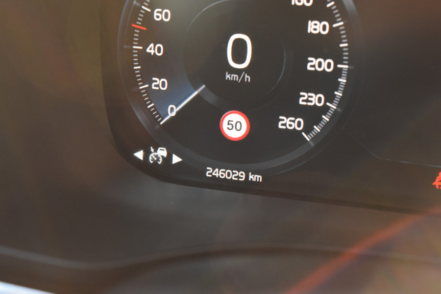 Volvo XC60 T6 340PK AWD Business Pro | Trekhaak | Luchtvering | Camera |  Panodak | 19" LMV | Stoelverwarming