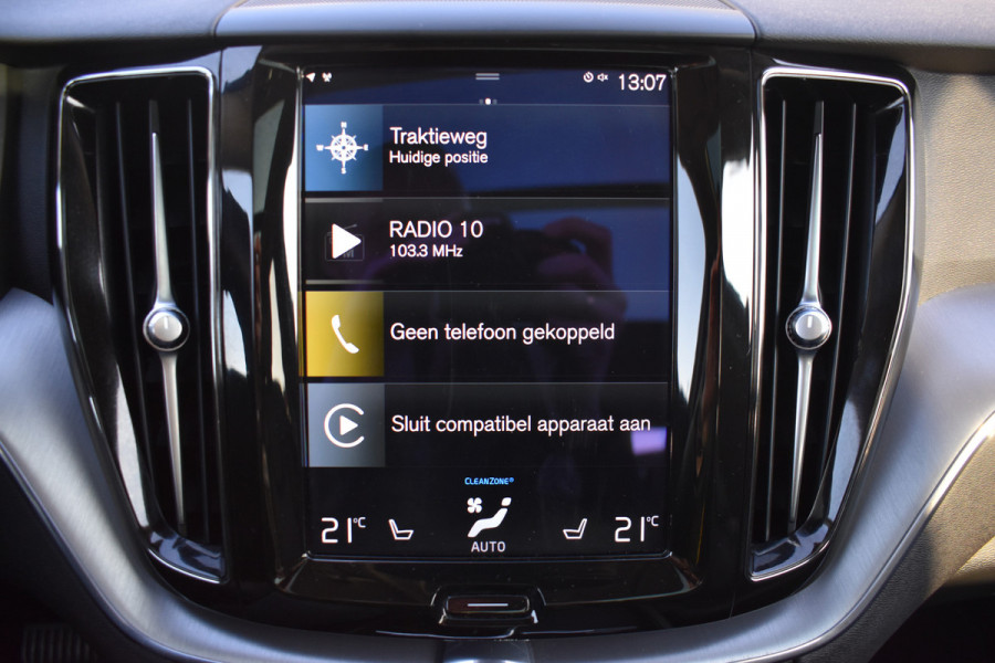 Volvo XC60 T6 340PK AWD Business Pro | Trekhaak | Luchtvering | Camera |  Panodak | 19" LMV | Stoelverwarming