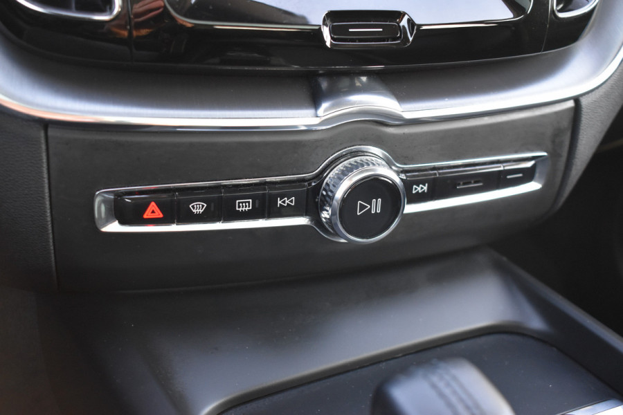 Volvo XC60 T6 340PK AWD Business Pro | Trekhaak | Luchtvering | Camera |  Panodak | 19" LMV | Stoelverwarming