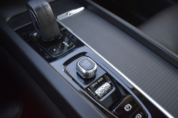 Volvo XC60 T6 340PK AWD Business Pro | Trekhaak | Luchtvering | Camera |  Panodak | 19" LMV | Stoelverwarming