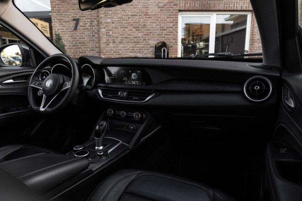 Alfa Romeo Stelvio 2.0 T AWD B-Tech Q4 200 PK Pano Adaptive Leder Camera 19''