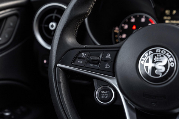 Alfa Romeo Stelvio 2.0 T AWD B-Tech Q4 200 PK Pano Adaptive Leder Camera 19''