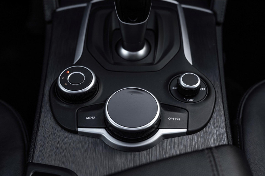 Alfa Romeo Stelvio 2.0 T AWD B-Tech Q4 200 PK Pano Adaptive Leder Camera 19''