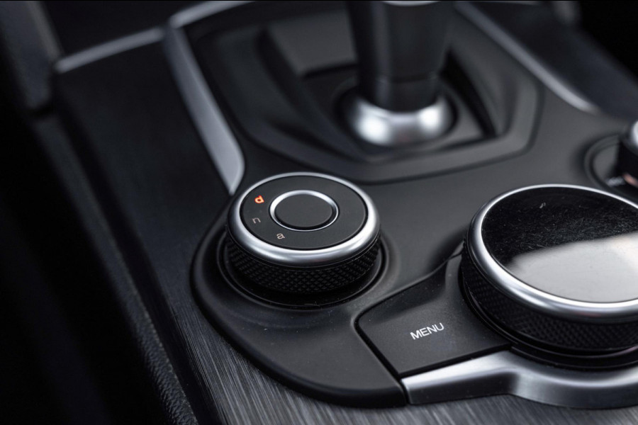 Alfa Romeo Stelvio 2.0 T AWD B-Tech Q4 200 PK Pano Adaptive Leder Camera 19''