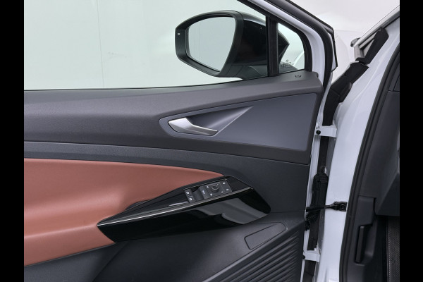 Volkswagen ID.4 204pk First 77kWh SOH 90% Leer/Alcantara Adap.Cruise Navi Ecc Camera Apple Carplay Android Pdc Lmv 20" Stoelverwarming Led Bordherkenning Voor-Klimatisering App-Connect  E-sound Front-Assist Origineel Nederlandse Auto Zeer Compleet 1e eigenaar