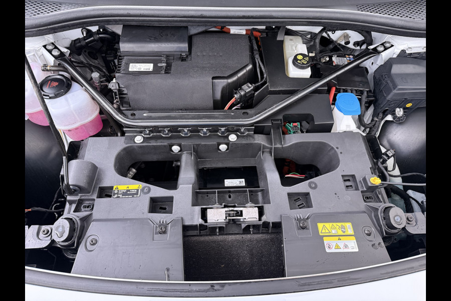 Volkswagen ID.4 204pk First 77kWh SOH 90% Leer/Alcantara Adap.Cruise Navi Ecc Camera Apple Carplay Android Pdc Lmv 20" Stoelverwarming Led Bordherkenning Voor-Klimatisering App-Connect  E-sound Front-Assist Origineel Nederlandse Auto Zeer Compleet 1e eigenaar