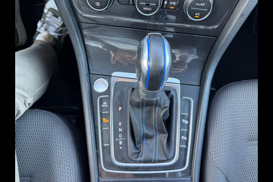 Volkswagen e-Golf e-Golf SOH 90% | ACHTERUITRIJ CAMERA | DIG. DASH| DODE HOEK| CARPLAY| STOELVERWARMING| ALL SEASON BANDEN |  LEUKE COMPLETE AUTO| RIJKLAAR INCL. 12 MND BOVAG GARANTIE