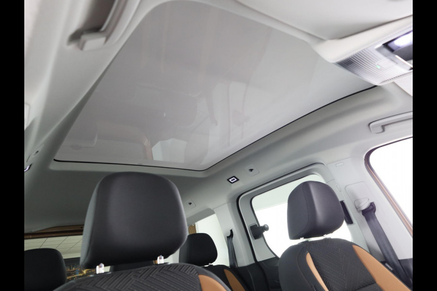 Volkswagen Caddy 1.5 TSI eHybride PAN Americana 115 pk Automaat (DSG) | Navigatie | Panoramadak | Trekhaak | Parkeersensoren (Park assist) | Achteruitrijcamera | LED koplampen | Adaptieve cruise control | Stoelverwarming |