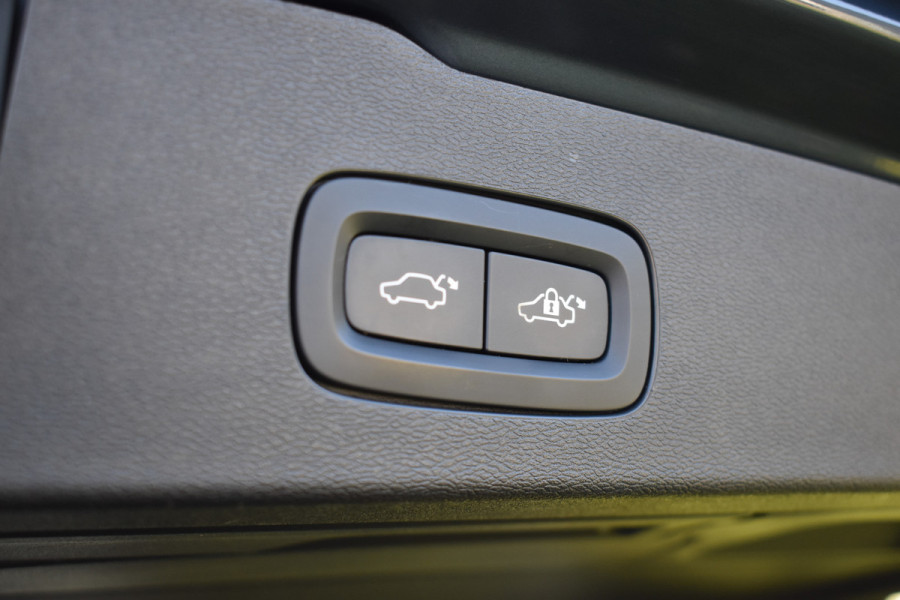 Volvo V60 T8 AWD 390PK Automaat Plug-in Hybrid Inscription | Trekhaak | Panodak | 360 Camera | BLIS | Stoelverwarming |