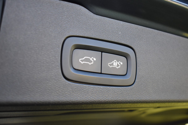 Volvo V60 T8 AWD 390PK Automaat Plug-in Hybrid Inscription | Trekhaak | Panodak | 360 Camera | BLIS | Stoelverwarming |