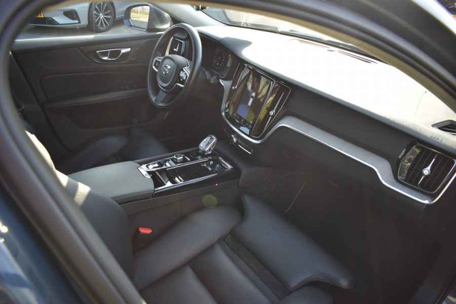 Volvo V60 T8 AWD 390PK Automaat Plug-in Hybrid Inscription | Trekhaak | Panodak | 360 Camera | BLIS | Stoelverwarming |