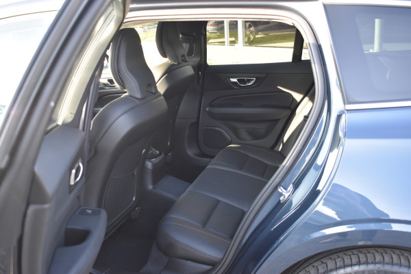 Volvo V60 T8 AWD 390PK Automaat Plug-in Hybrid Inscription | Trekhaak | Panodak | 360 Camera | BLIS | Stoelverwarming |