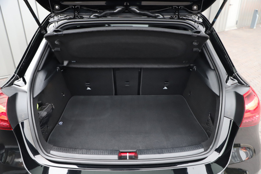 Mercedes-Benz A-Klasse 250e AMG | 218PK | Pano | Keyless-go | Burmester | Memory | Sfeerverlichting | Multibeam | Widescreen | Acc | Stuurwielverw. | 2