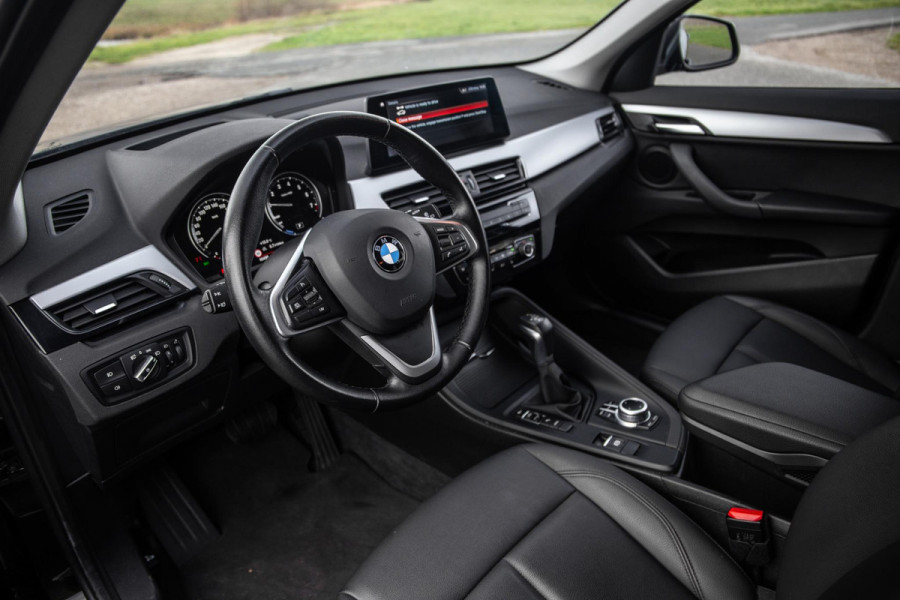 BMW X1 xDrive25e Executive CAMERA / CARPLAY / AUTOMAAT / LEDER / LED / CRUISE CONTROLE / STOELVERWARMING