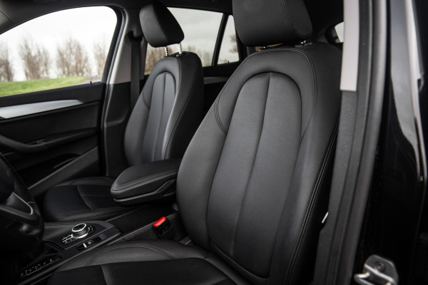 BMW X1 xDrive25e Executive CAMERA / CARPLAY / AUTOMAAT / LEDER / LED / CRUISE CONTROLE / STOELVERWARMING