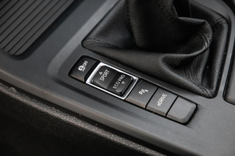 BMW X1 xDrive25e Executive CAMERA / CARPLAY / AUTOMAAT / LEDER / LED / CRUISE CONTROLE / STOELVERWARMING