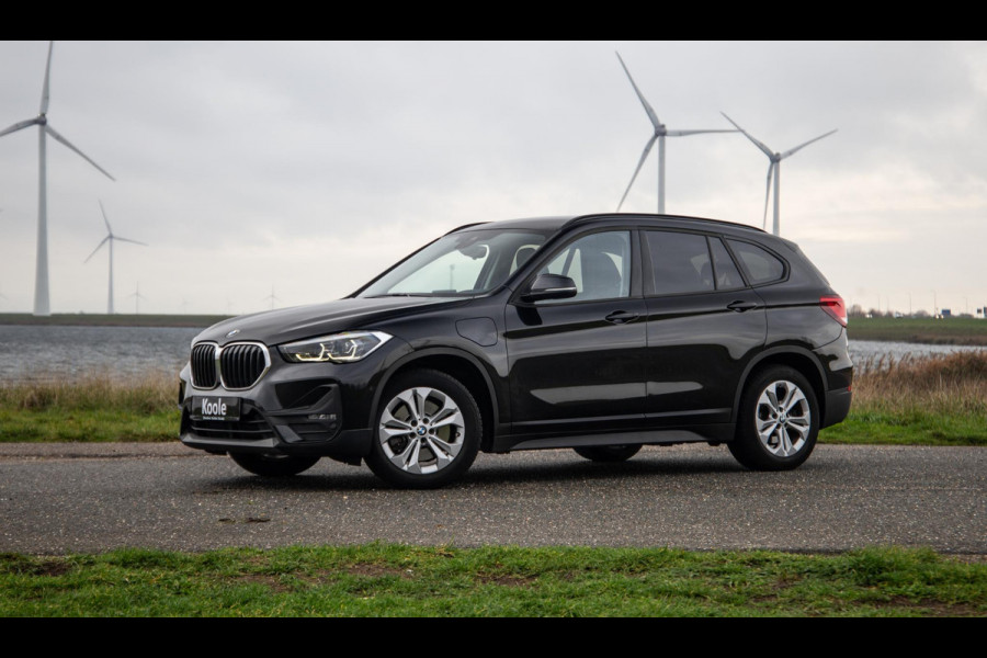 BMW X1 xDrive25e Executive CAMERA / CARPLAY / AUTOMAAT / LEDER / LED / CRUISE CONTROLE / STOELVERWARMING