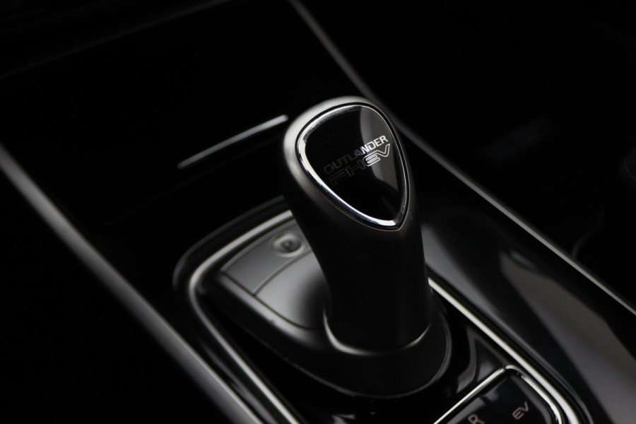 Mitsubishi Outlander 2.4 PHEV Pure SOH 94%, Keyless, Apple Carplay, Trekhaak, Camera, Stoelverwarming, PDC