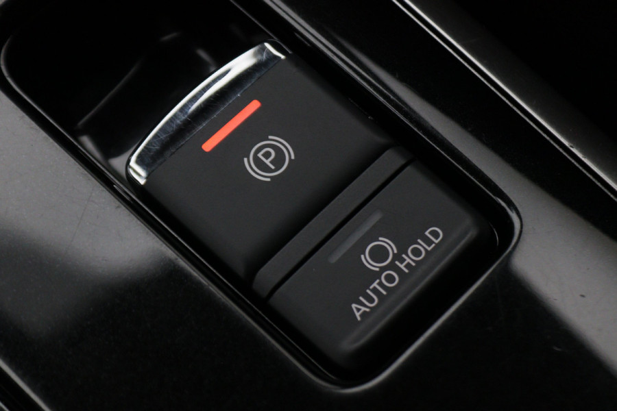 Mitsubishi Outlander 2.4 PHEV Pure SOH 94%, Keyless, Apple Carplay, Trekhaak, Camera, Stoelverwarming, PDC