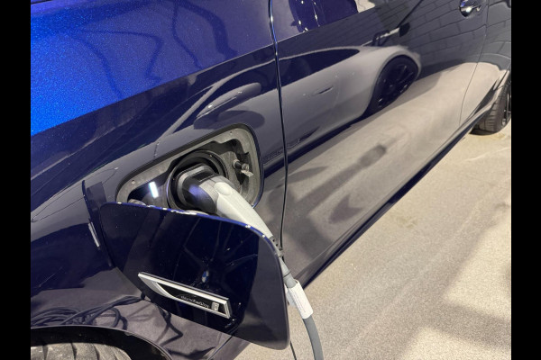 BMW 3 Serie 330E High Executive M-Sport | Btw | PANO | CurvedDisplay | Laser | 292PK | Shadowline | Facelift | HarmanKardon